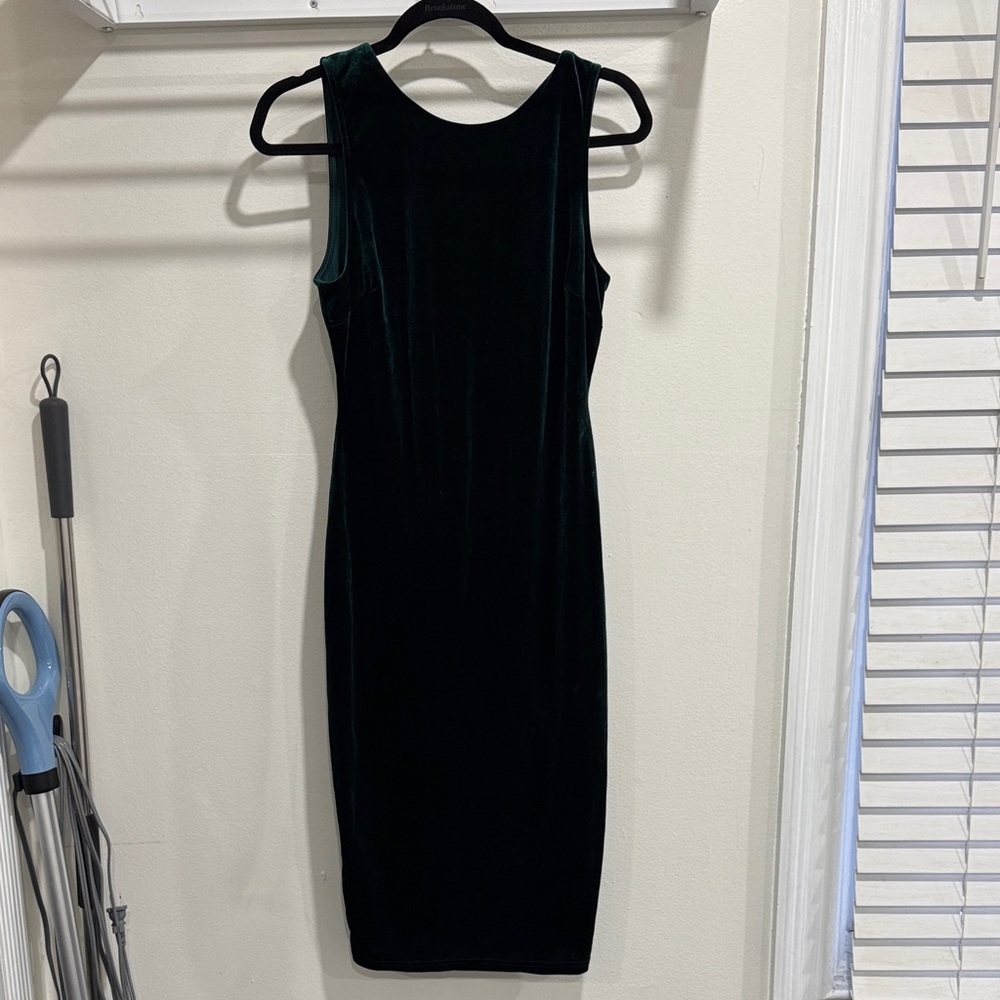 Sleeveless Velvet Sheath Dress in Deep Green
